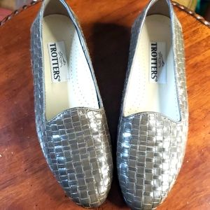 Girls trotters leather woven slides size 7